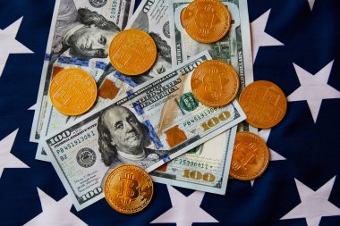 ABD bayraklarında dolar bulunan Bitcoin.
