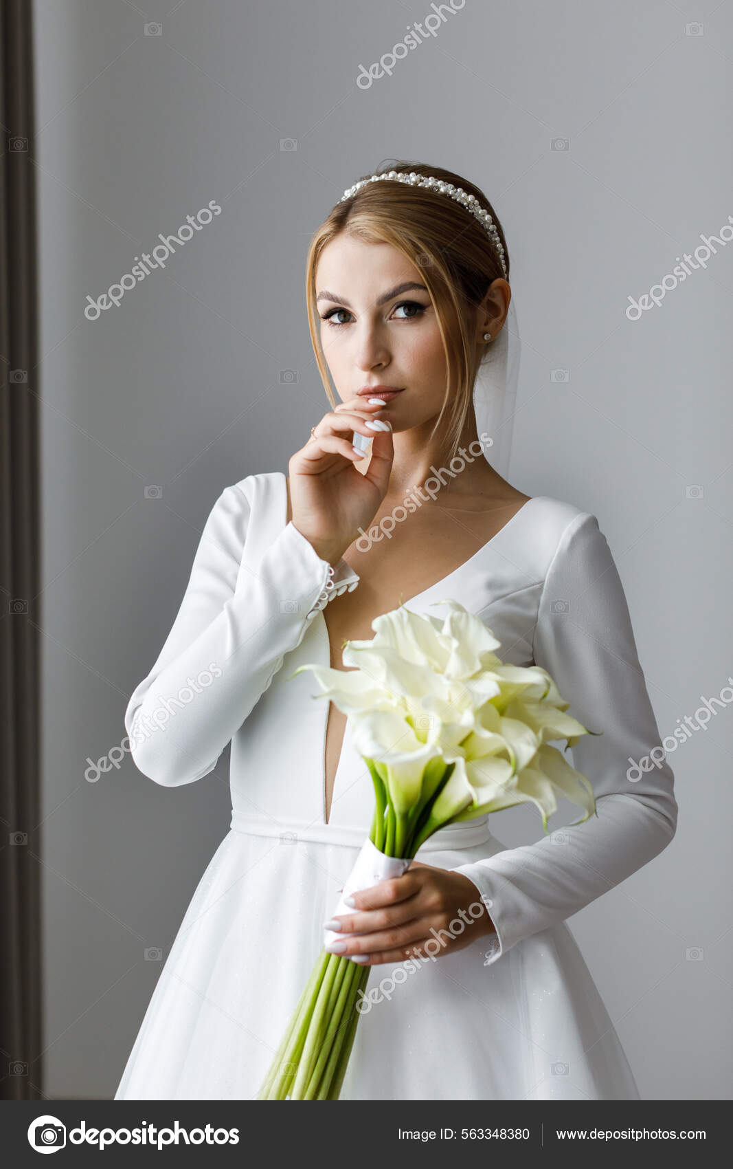 Novia Sostiene Ramo Sus Manos Elegante Ramo Boda Blanco Novia — Foto de  stock #563348380 © nazariykarkhut, image size:1067x1700