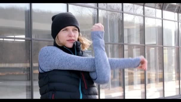 Docela atletická žena trénuje sama v parku. Žena dělá zahřívání v přírodě — Stock video