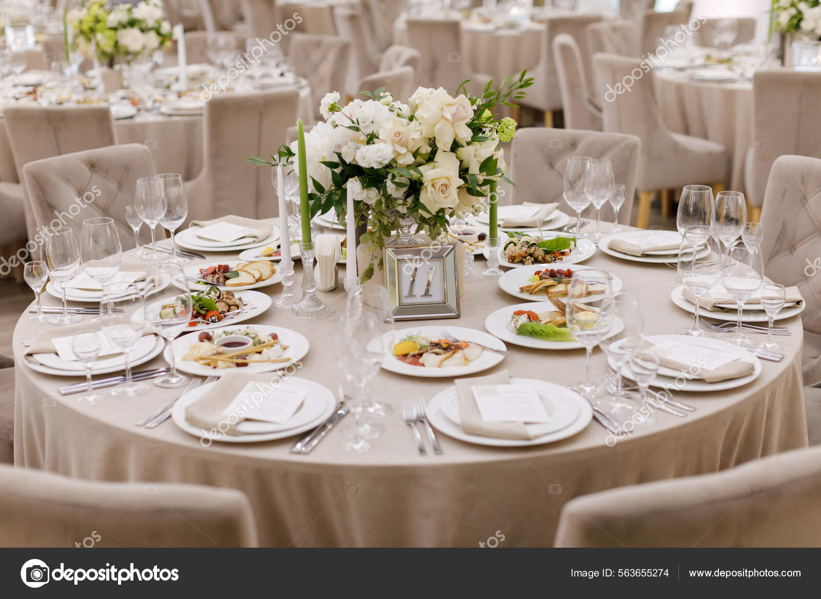 Establecimiento Mesas Una Boda Lujo Mesa Para Invitados Platos Bebidas —  Foto de stock #563655274 © nazariykarkhut, image size:1600x1167