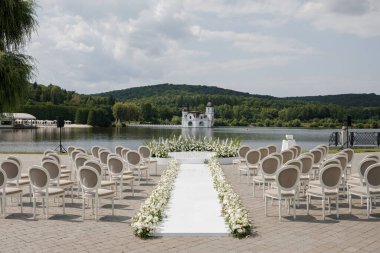 Sokakta düğün töreni için bir yer. Madalyalı düğün yeri