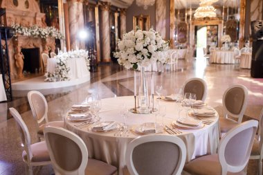 Lüks bir düğündeki masalar. Misafirler için bir masa. Tabaklar ve içecekler. Düğün masası hazırlığı. 