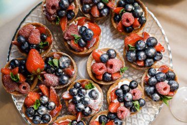 Krem şantili mini tartlar ya da krema ve taze böğürtlen. Ev yapımı tatlı. Boşluğu kopyala.