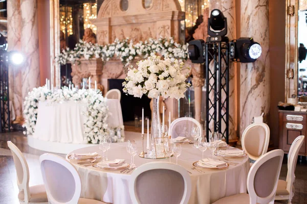 Столы Роскошной Свадьбе Столик Гостей Блюда Напитки Подготовка Свадебного Стола — стоковое фото