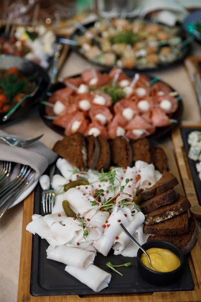 Mesa Buffet Com Comida Lanches Para Convidados Evento Serviço Reuniões — Fotografia de Stock