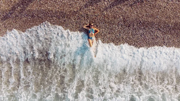 Luftaufnahme Junge Frau Badeanzug Steinstrand Liegend Wellen Berühren Ihre Beine — Stockfoto