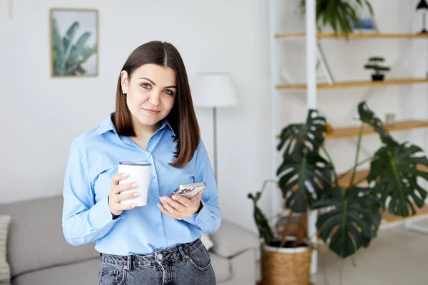 Glada Ung Kvinna Med Kaffe Prata Med Vänner Mobilen — Stockfoto