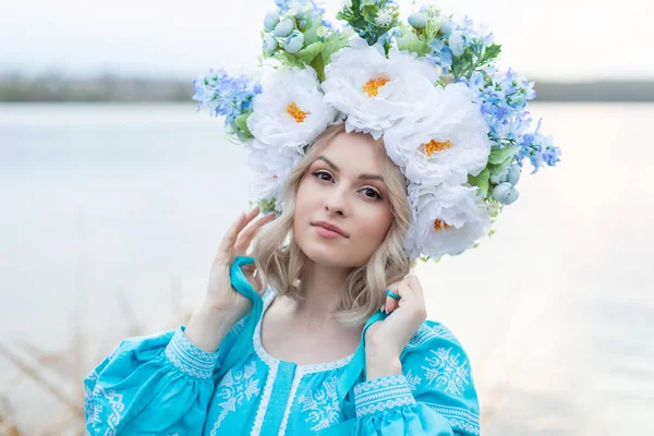 Beautiful Young Ukrainian Woman Dressed Blue Embroidered Dress Large Beautiful — Stockfoto