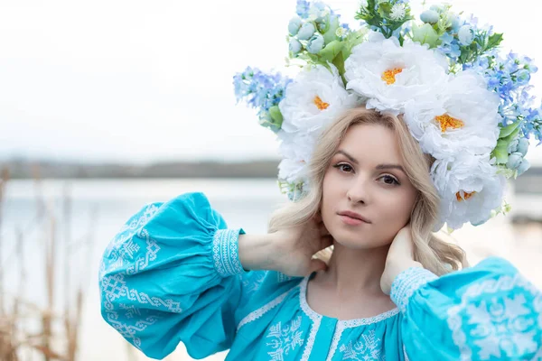 Beautiful Young Ukrainian Woman Dressed Blue Embroidered Dress Large Beautiful — ストック写真