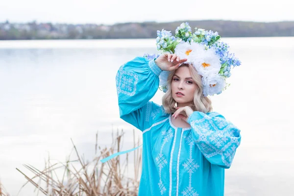 Όμορφη Νεαρή Ουκρανή Γυναίκα Ένα Μεγάλο Όμορφο Στεφάνι Λουλουδιών Στο — Φωτογραφία Αρχείου
