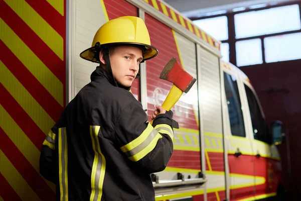 Bombeiro Totalmente Equipado Com Capacete Machado Fundo Caminhão Bombeiros — Fotografia de Stock