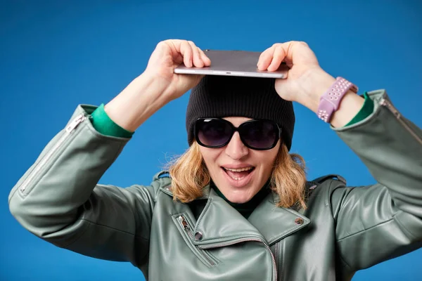 Jovem Segurando Tablet Digital Com Tela Branco Acima Cabeça Gritando — Fotografia de Stock