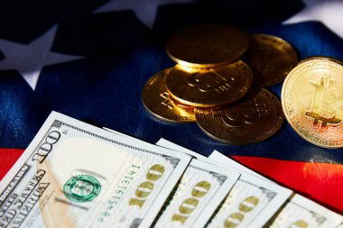 ABD bayraklarında dolar bulunan Bitcoin.