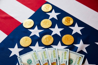 ABD bayraklarında dolar bulunan Bitcoin.