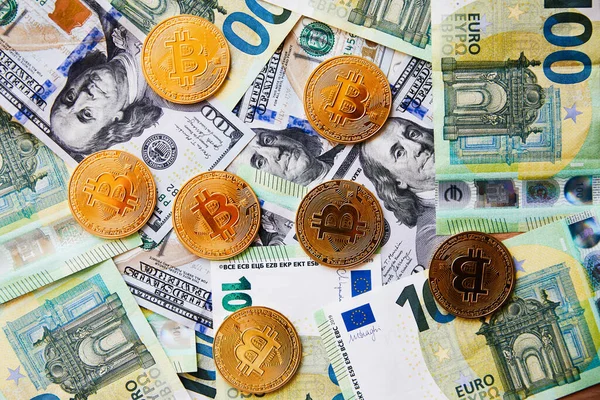 Primer Plano Bitcoin Monedas Criptomoneda Dinero Del Futuro Con Dólares — Foto de Stock