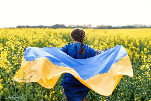 Pray Ukraine Child Ukrainian Flag Rapeseed Field Girl Embroidered Shirt — ストック写真