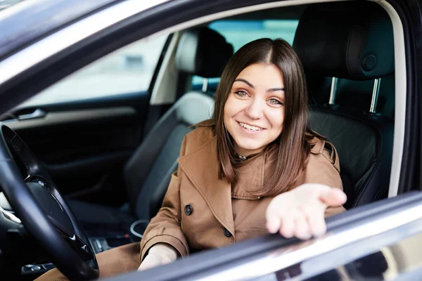 Atrakcyjna Młoda Kobieta Uśmiechnięta Patrząca Obiektyw Podczas Jazdy Swoim Nowym — Zdjęcie stockowe