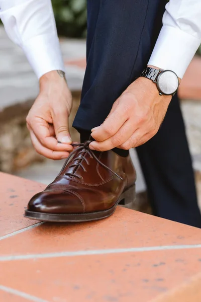 Biznesmen Lub Pan Młody Jest Ubrany Klasyczne Eleganckie Buty Przestrzeni — Zdjęcie stockowe