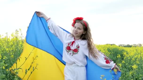 För Ukraina Barn Med Ukrainsk Flagga Rapsfält Flicka Med Nationell — Stockvideo