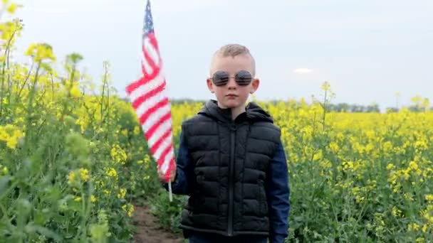 Närbild Ung Patriotisk Pojke Står Bland Fältet Pojke Som Står — Stockvideo