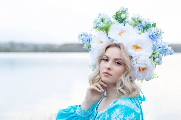 Belle Jeune Femme Ukrainienne Vêtue Une Robe Brodée Bleue Avec — Photo