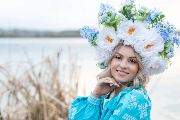 Beautiful Young Ukrainian Woman Dressed Blue Embroidered Dress Large Beautiful — Fotografia de Stock
