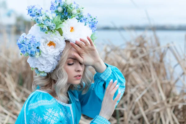 Belle Jeune Femme Ukrainienne Vêtue Une Robe Bleue Brodée Avec — Photo