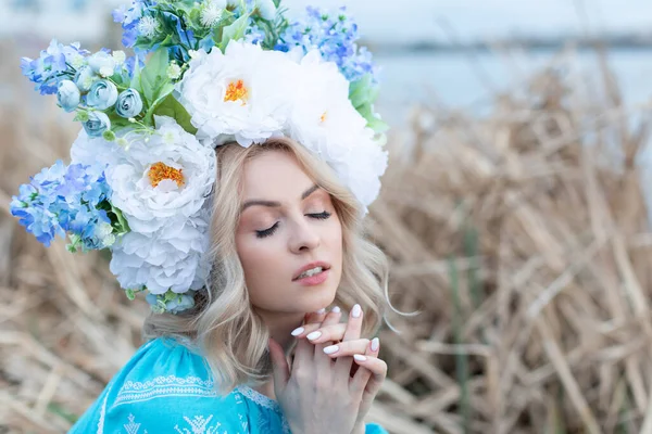 Uma Bela Jovem Ucraniana Vestida Com Vestido Azul Bordado Com — Fotografia de Stock