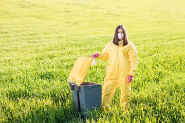 Plastik şişeyi doğada elden çıkarmak. Plastik atıktan kaynaklanan çevresel hasar. Çevresel koruma