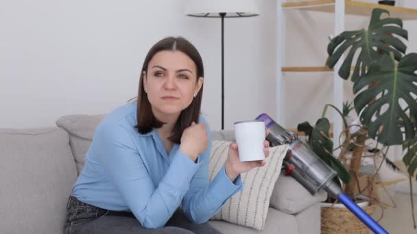 Femme Brune Déprimée Bouleversée Portant Une Chemise Bleue Touchant Tête — Video