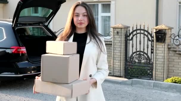 年轻的女商人从汽车行李箱拿起包裹 开车回家 网上购买货物并将其送回家的概念 — 图库视频影像