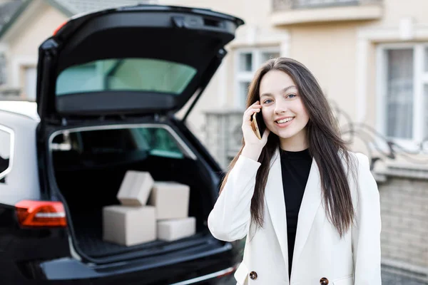 Ung Affärskvinna Står Vid Bilen Med Paket Kommer Hem Med — Stockfoto