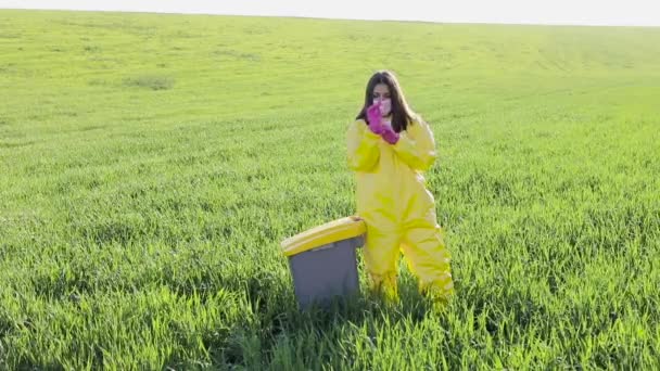 Una Mujer Con Traje Protector Amarillo Encuentra Medio Campo Verde — Vídeo de stock