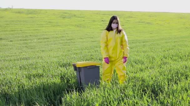 Žena Žlutém Ochranném Obleku Stojí Uprostřed Zeleného Pole Drží Rukou — Stock video