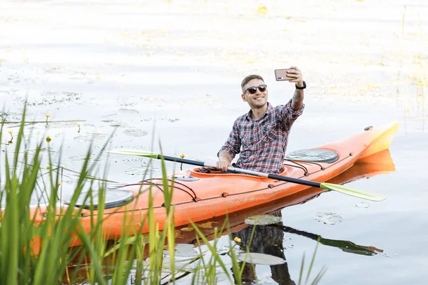 Kayak Sul Fiume Giovane Caucasico Seduto Kayak Farsi Selfie Sul — Foto Stock