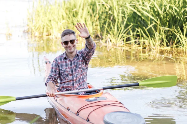 Kayak Sul Fiume Uomo Adulto Caucasico Seduto Kayak Saluti Concetto — Foto Stock