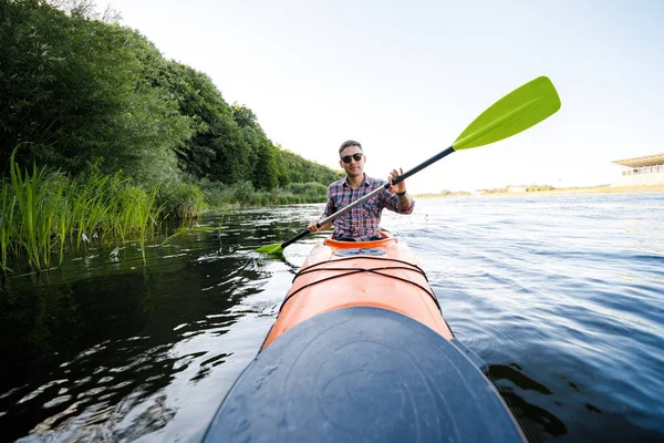 Nehirde Kano Yapıyorum Genç Beyaz Bir Adam Kano Kürek Içinde — Stok fotoğraf
