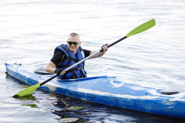 Faire Kayak Sur Rivière Jeune Homme Caucasien Est Assis Dans — Photo