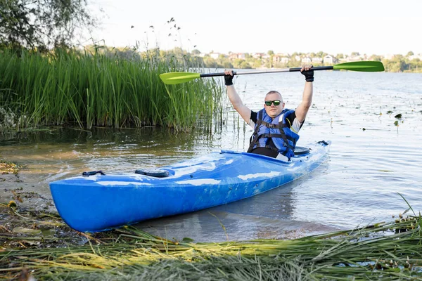 在河里划船 成年的高加索人坐在皮划艇上打招呼 水活动的概念 — 图库照片