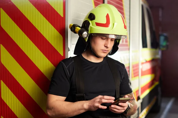 Retrato Bombeiro Frente Carro Bombeiros — Fotografia de Stock