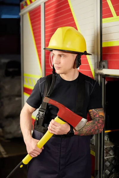 Photo Fireman Wearing Helmet Fire Engine — Stock Photo, Image