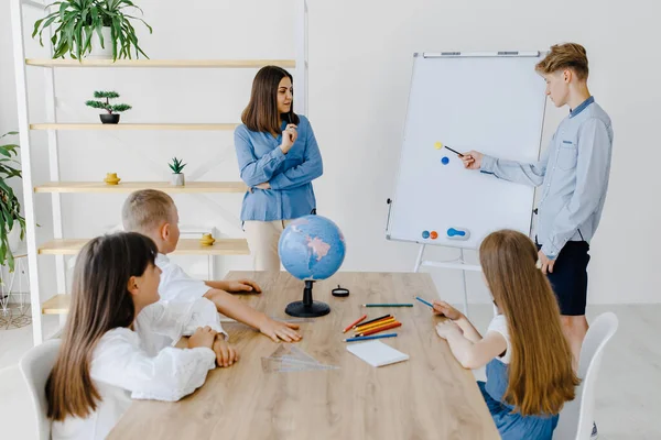 Een Leraar Leerlingen Van Verschillende Leeftijden Een Aardrijkskundeles Student Antwoordt — Stockfoto