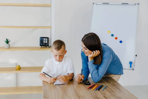 Privéles Aandachtige Jonge Vrouw Tutor Leraar Helpen Kleine Jongen Leerling — Stockfoto