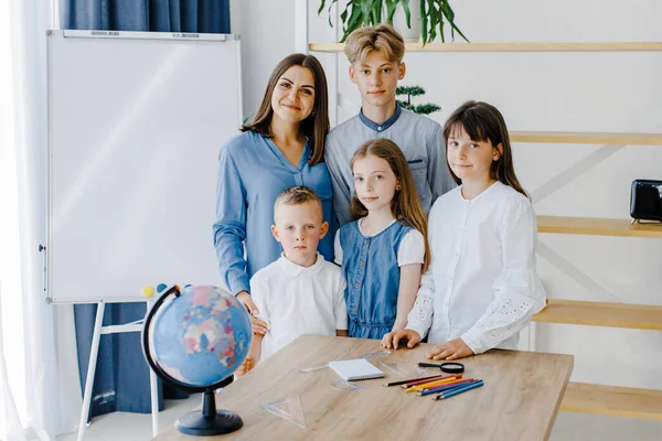 Een Leraar Schoolkinderen Van Verschillende Leeftijden Staan Een Ruim Klaslokaal — Stockfoto