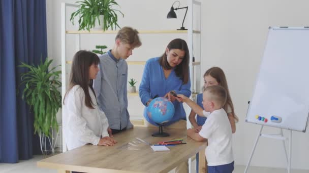 Teacher Children Class Looking Globe Teacher Helps Explain Lesson Children — ストック動画