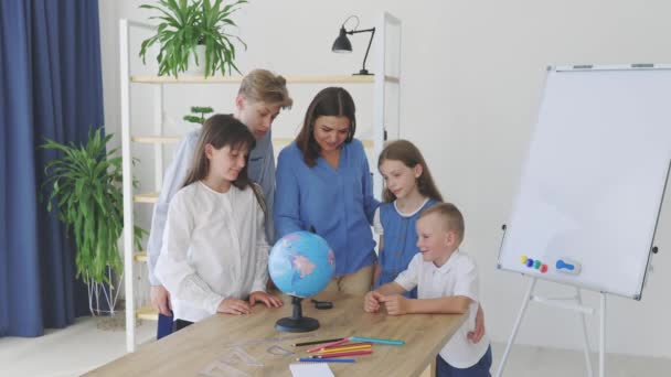 Teacher Children Class Looking Globe Teacher Helps Explain Lesson Children — Vídeo de stock