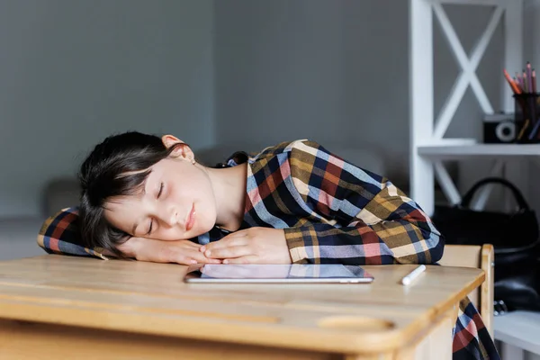 Κουρασμένη Και Βαρετή Έφηβη Μαθήτρια Μαθήτρια Κοιμάται Ενώ Διαβάζει Κουρασμένη — Φωτογραφία Αρχείου