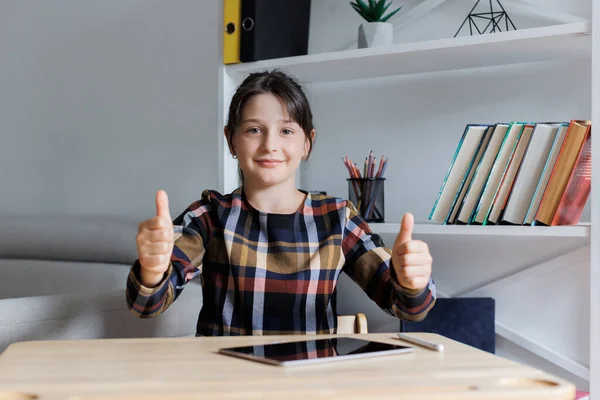 Portret Van Een Aantrekkelijk Vrolijk Tienermeisje Met Een Tablet Die — Stockfoto