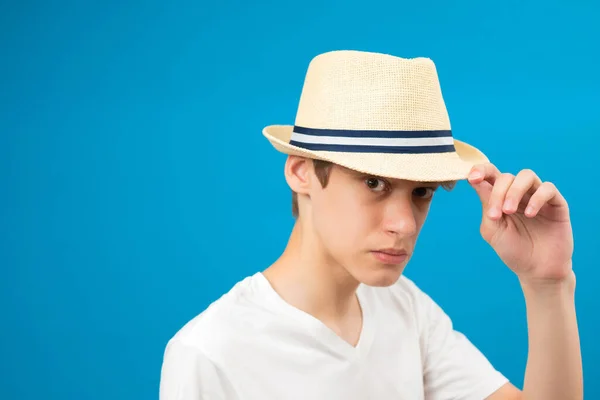 Beyaz Tişörtlü Genç Bir Çocuk Elinde Beyaz Bir Şapkayla Stüdyoda — Stok fotoğraf