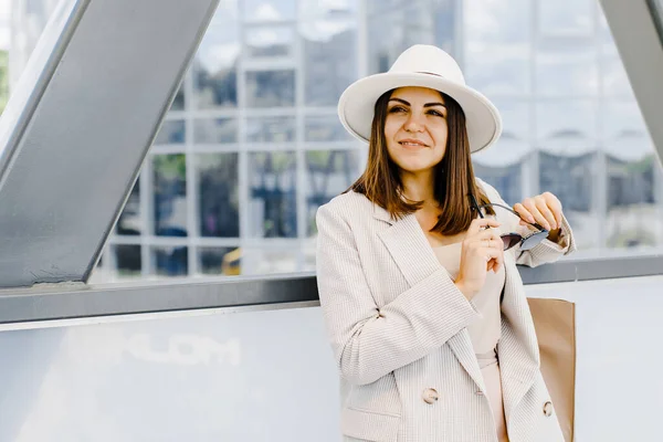 Beautiful Brunette Businesswoman Wearing Suit White Hat Walking Street Beautiful — 图库照片